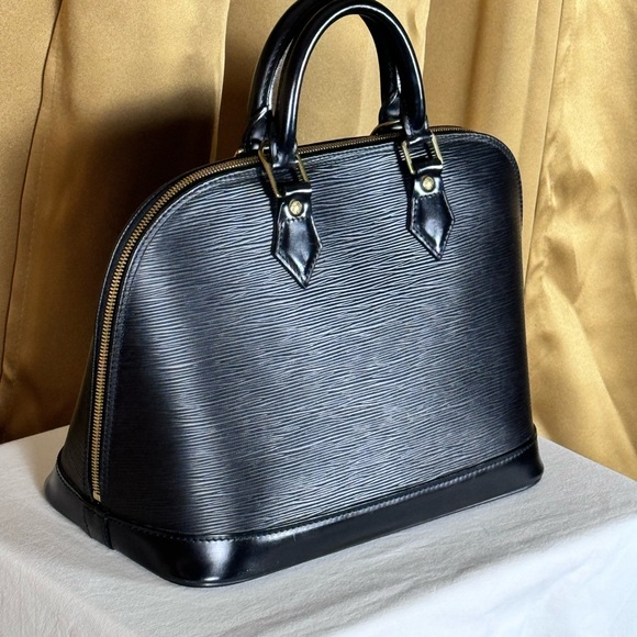 Louis Vuitton Alma Handbag in excellent preowned condition. - Picture 9 of 11